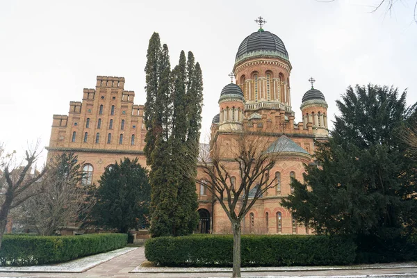 Православная церковь Трех Святых на территории Черновицкого национального университета в Черновцах, Украина — стоковое фото
