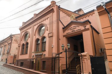 Bukovyna 'nın ana sinagogu Ukrayna' nın Chernivtsi şehrinin tarihi merkezinde. Aralık 2021. Yüksek kalite fotoğraf