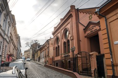 Bukovyna 'nın ana sinagogu Ukrayna' nın Chernivtsi şehrinin tarihi merkezinde. Aralık 2021. Yüksek kalite fotoğraf