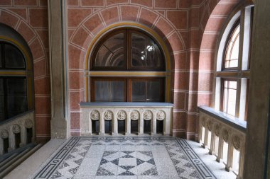 Chernivtsi Ulusal Üniversitesi 'nin büyük lüks binası, Ukrayna' nın Chernivtsi şehrinde Bukovinian ve Dalmaçyalı Metropolitanlar 'ın eski konutu. Aralık 2021