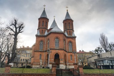 Ukrayna, Chernivtsi 'de Peter ve Paul' un Kutsal Havariler Ermeni Kilisesi. Aralık 2021. Yüksek kalite fotoğraf