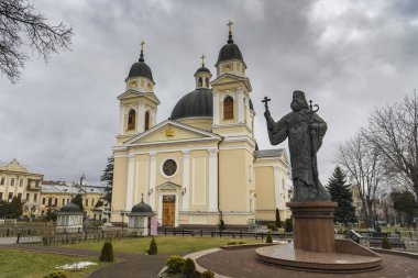 Ukrayna, Chernivtsi 'deki Kutsal Ruh Katedrali' nin önündeki Metropolitan Eugene Hakman anıtı. Aralık 2021. Yüksek kalite fotoğraf