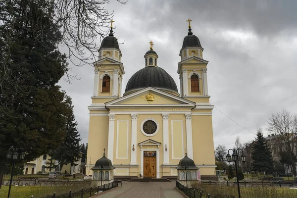 俯瞰乌克兰切尔尼夫茨的古代圣灵大教堂 2021年12月高质量的照片 — 图库照片