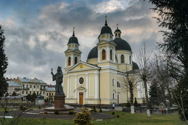 Monument van Metropoliet Eugene Hakman voor de kathedraal van de Heilige Geest in Chernivtsi, Oekraïne. December 2021 — Stockfoto