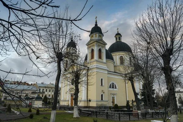 俯瞰乌克兰切尔尼夫茨的古代圣灵大教堂。2021年12月 — 图库照片