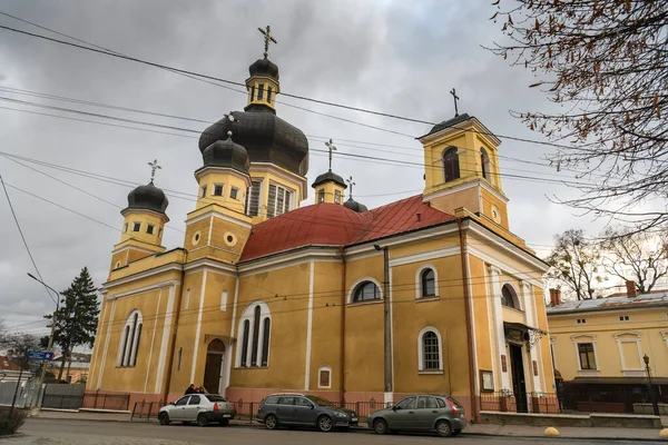 Uitzicht op de beroemde kathedraal van de Hemelvaart van de Heilige Maagd Maria in Chernivtsi, Oekraïne. December 2021 — Stockfoto