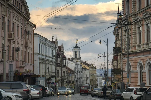 Вечерний вид на улицу Героев Майдана в историческом центре Черновцов, Украина. Декабрь 2021 — стоковое фото