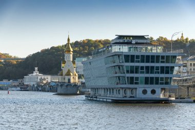 Ukrayna, Kyiv 'deki Naberezhno-Khreshhatyk Caddesi yakınlarındaki suda Nicholas Wonderworker Kilisesi. Ekim 2021. Yüksek kalite fotoğraf