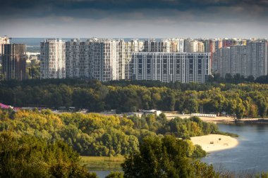 Ukrayna 'nın başkenti Kyiv' deki Dnipro Nehri 'nin sol kıyısındaki modern yerleşim yerleri. Ekim 2021. Yüksek kalite fotoğraf