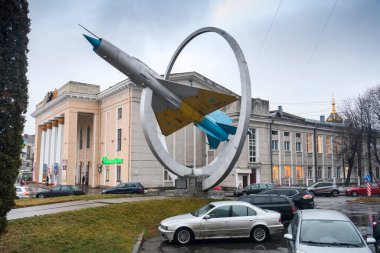 MiG-21 uçağı, Ukrayna 'nın hava kuvvetlerinin kurulması onuruna kuruldu. Vinnitsa, Ukrayna. Aralık 2021. Yüksek kalite fotoğraf