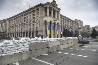9 Mart 2022 'de Ukrayna' nın merkezindeki Independence Meydanı 'nda tanksavar engelli savunma inşaatı. Yüksek kalite fotoğraf