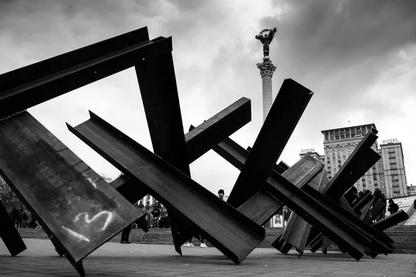 2022年3月9日 乌克兰基辅市中心独立广场的反坦克屏障防御建筑 高质量的黑白摄影 — 图库照片