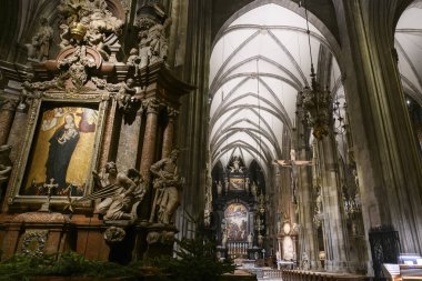 St. Stephen Katedrali Stephansdom, Viyana, Avusturya 'nın güzel gotik iç mimarisi. Ocak 2022. Yüksek kalite fotoğraf