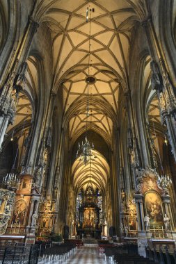 St. Stephen Katedrali Stephansdom, Viyana, Avusturya 'nın güzel gotik iç mimarisi. Ocak 2022. Yüksek kalite fotoğraf