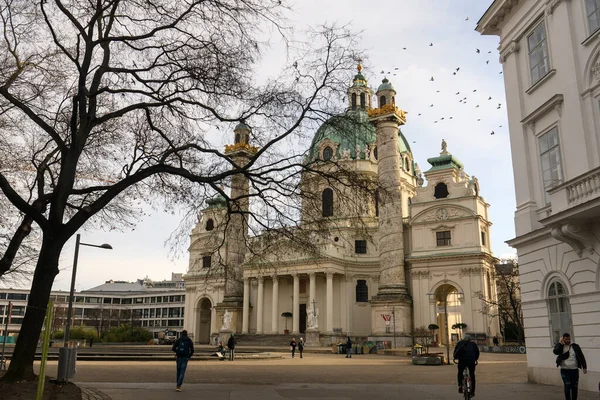 Widok Słynny Barokowy Kościół Karola Lub Karlskirche Wiedniu Austria Styczeń — Zdjęcie stockowe