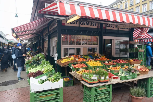 オーストリアのウィーンで最も人気のある市場であるナシュマルクトで食品とショーケース 2022年1月 高品質の写真 — ストック写真