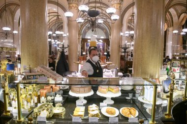 Avusturya, Viyana 'daki ünlü tarihi Cafe Central' ın içi. Ocak 2022. Yüksek kalite fotoğraf