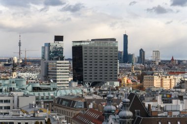 Avusturya 'nın Viyana kentindeki St. Stephen Katedrali' nin kuzey kulesinden Viyana 'nın panoramik manzarası veya Stephansdom, ana Katolik kilisesi. Ocak 2022. Yüksek kalite fotoğraf
