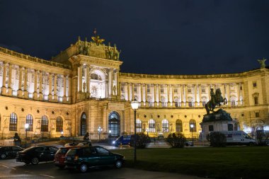 Avusturya, Viyana 'daki Hofburg Sarayı' nın Neue Burg bölümünün önündeki Heldenplatz Meydanı 'ndaki Prinz Eugen von Savoyen binicilik anıtı. Ocak 2022. Yüksek kalite fotoğraf