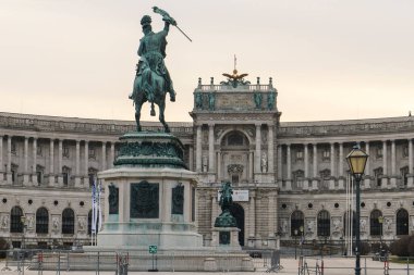Avusturya, Viyana 'daki Hofburg Sarayı' nın Neue Burg bölümünün önündeki Heldenplatz Meydanı 'ndaki Arşidük Charles Binicilik Anıtı. Ocak 2022. Yüksek kalite fotoğraf