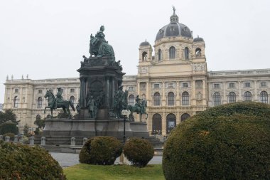 Avusturya, Viyana 'daki Doğal Bilimler Müzesi ile Maria Theresa Meydanı' ndaki imparatoriçe anıtı. Ocak 2022. Yüksek kalite fotoğraf