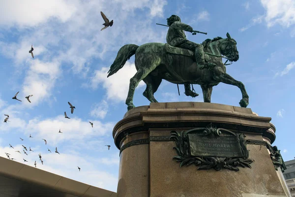 Erzherzog Albrecht monumento equestre vicino al famoso palazzo del museo Albertina a Vienna, Austria. gennaio 2022 — Foto Stock