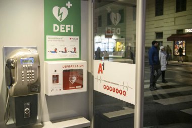 Avusturya, Viyana 'da halka açık bir yerde AED defibrilatörü yerleştirildi. Ocak 2022 Otomatik Dış Defibrilatör (AED) Yüksek kalite fotoğraf
