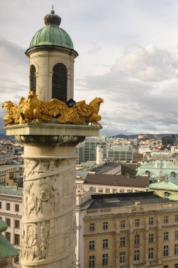 Avusturya, Viyana 'daki St. Charles Kilisesi' nden Karlskirche kulesindeki altın kartallar ve Viyana 'nın panoramik manzarası. Ocak 2022. Yüksek kalite fotoğraf