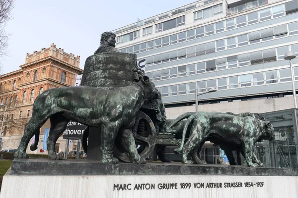Rzeźba Marca Antona Lwami Arthura Strassera Pobliżu Słynnego Budynku Secesji — Zdjęcie stockowe