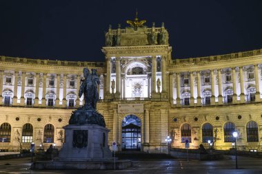 Avusturya, Viyana 'daki Hofburg Sarayı' nın Neue Burg bölümünün önündeki Heldenplatz Meydanı 'ndaki Prinz Eugen von Savoyen binicilik anıtı. Ocak 2022. Yüksek kalite fotoğraf