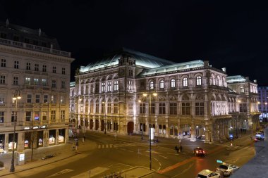 Avusturya 'nın tarihi merkezi Viyana' daki Viyana Devlet Opera binasının akşam manzarası. Ocak 2022. Yüksek kalite fotoğraf