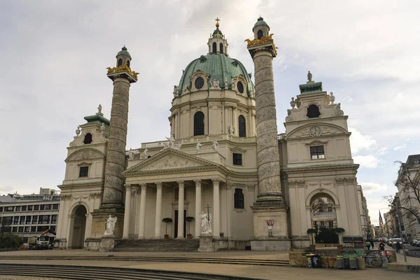 Widok Słynny Barokowy Kościół Karola Lub Karlskirche Wiedniu Austria Styczeń — Zdjęcie stockowe