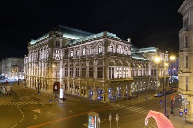 Avusturya 'nın tarihi merkezi Viyana' daki Viyana Devlet Opera binasının akşam manzarası. Ocak 2022. Yüksek kalite fotoğraf