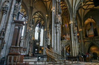 St. Stephen Katedrali Stephansdom, Viyana, Avusturya 'nın güzel gotik iç mimarisi. Ocak 2022. Yüksek kalite fotoğraf