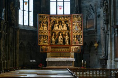 St. Stephens Katedrali Stephansdom, Viyana, Avusturya 'nın Gotik İçindeki Antik Altın Iconostalar. Ocak 2022