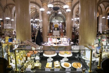 Avusturya, Viyana 'daki ünlü tarihi Cafe Central' ın içi. Ocak 2022. Yüksek kalite fotoğraf