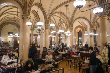 Avusturya, Viyana 'daki ünlü tarihi Cafe Central' ın içi. Ocak 2022. Yüksek kalite fotoğraf