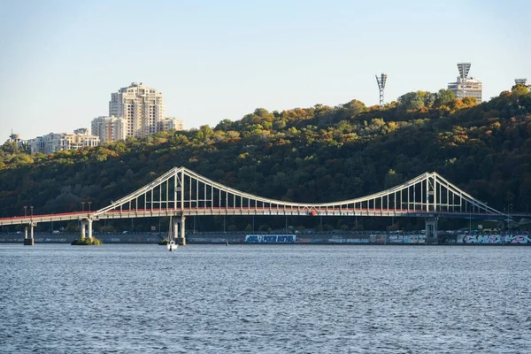 View to Pedestrian bridge over the Dnipro Dnieper River in Kyiv, Ukraine. October 2021 — Fotografia de Stock