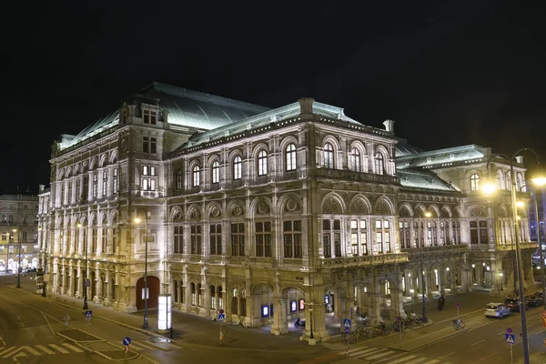 Wieczorny widok na gmach Opery Wiedeńskiej w historycznym centrum Wiednia, Austria. styczeń 2022 r. — Zdjęcie stockowe