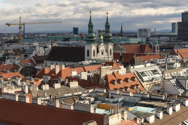 Aerial view of Vienna from North Tower of St. Stephen Cathedral or Stephansdom, main catholic church in Vienna, Austria — Foto de Stock