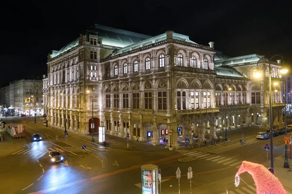 Wieczorny widok na gmach Opery Wiedeńskiej w historycznym centrum Wiednia, Austria. styczeń 2022 r. — Zdjęcie stockowe