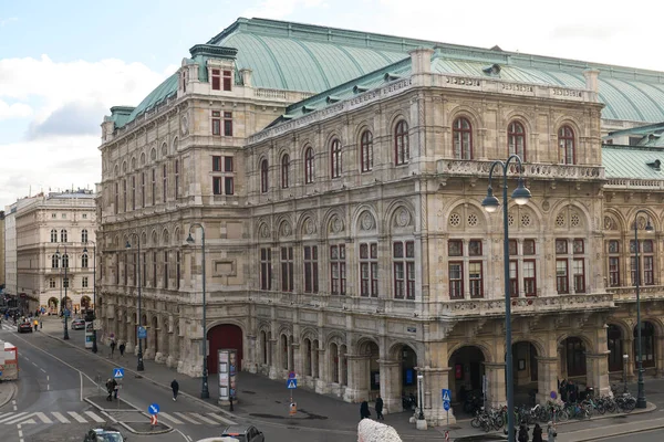 The Vienna State Opera building in the historic center of Vienna, Austria. January 2022 — стоковое фото