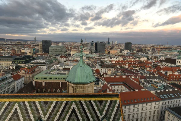 从奥地利维也纳的主要天主教教堂圣斯蒂芬大教堂 Stephen Cathedral 或史蒂芬多姆教堂 Stephansdom 的南塔俯瞰维也纳全景 2022年1月高质量的照片 — 图库照片