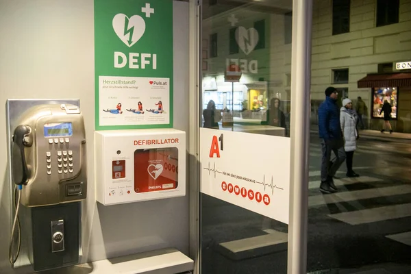 Wall Mounted Aed Defibrillator Public Place Vienna Austria January 2022 — Stock Photo, Image