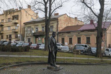 İmparator I. Franz Joseph 'in anıtı Chernivtsi, Ukrayna' daki İsa 'nın Kalbinin Kilisesi yakınlarında. Aralık 2021. Yüksek kalite fotoğraf