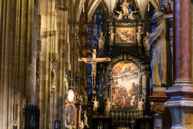 St. Stephen Katedrali Stephansdom, Viyana, Avusturya 'nın güzel gotik iç mimarisi. Ocak 2022. Yüksek kalite fotoğraf