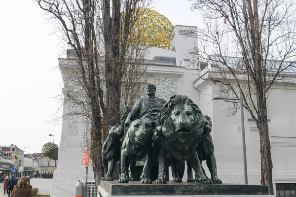 オーストリアのウィーンの有名な分離主義建築の近くにアーサー ストラッサーによるライオンとマーク アントンの彫刻 2022年1月 高品質の写真 — ストック写真