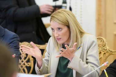 Ukrayna 'nın başkenti Kyiv' e yaptığı ziyarette Avrupa Parlamentosu Başkanı Roberta Metsola. 1 Nisan 2022. Yüksek kalite fotoğraf