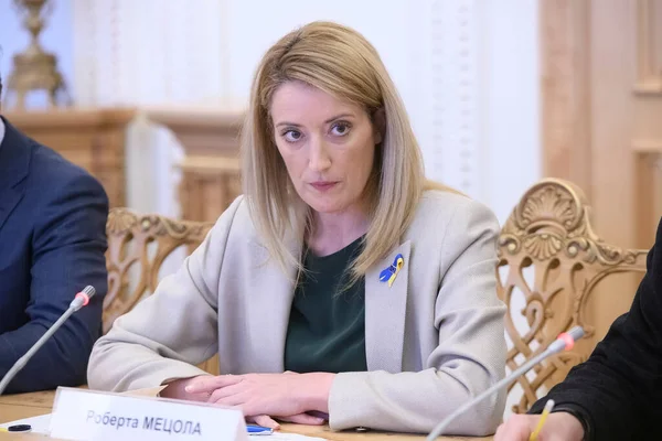 Ukrayna 'nın başkenti Kyiv' e yaptığı ziyarette Avrupa Parlamentosu Başkanı Roberta Metsola. 1 Nisan 2022. Yüksek kalite fotoğraf