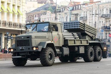 Ukrayna çoklu roketatar Verba, 20 Ağustos 2021 'de Ukrayna' nın merkezindeki Bağımsızlık Günü askeri geçit töreninin provası sırasında. Yüksek kalite fotoğraf